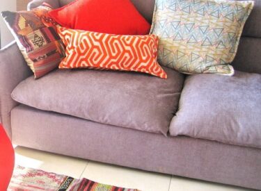 מגוון צבעים ודוגמאות על הספה
