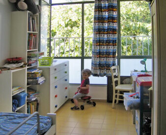 אחרי שיפוץ הדירה: אחד מחדרי הילדים - חלון גדול, המשקיף לתוך צמרת העצים, יוצר חדר יפה.