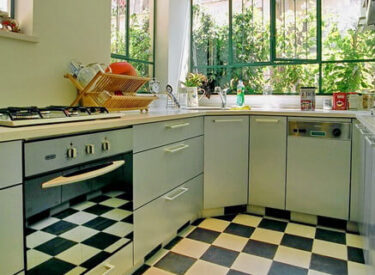 רצפת שח-מט במטבח שהיה פעם מרפסת שרות חשוכה