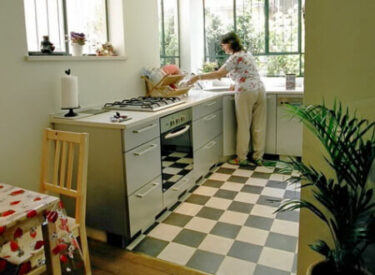 רצפת שח-מט, במטבח שהיה פעם מרפסת שרות חשוכה