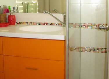 חדר שירותים של ילדים: סוכריות צבעוניות וארון כתום..