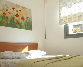 חדר שינה - צבעים רגועים וטבעיים.