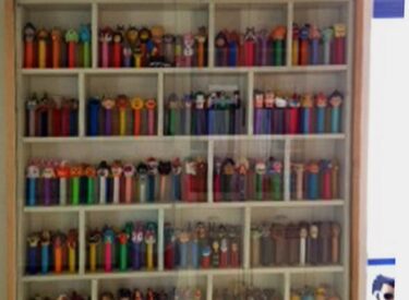 תצוגה של אוסף עליז של צעצועי קינדר במטבח