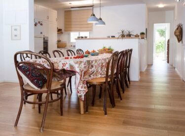 בארוחות משפחתיות אפשר להגדיל מאוד את השולחן. הדירה תוכננה כך שאפשר לעשות זאת מבלי להזיז רהיטים אחרים.