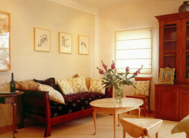 פינה בסלון: ריהוט עץ מייפל בהיר, מודרני מעורב עם עתיק, פס תאורה של ספוטים, הדפסים עדינים על הקירות