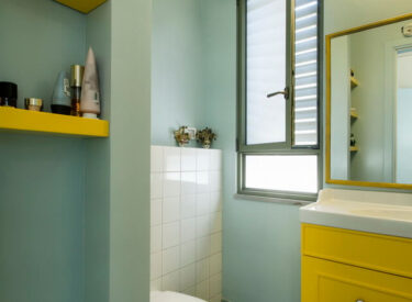 The bathrooms onthe top floor are turquois – with bold splashes of yellow.
