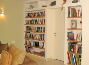 ארון ספרים בנוי מסביב לדלת.