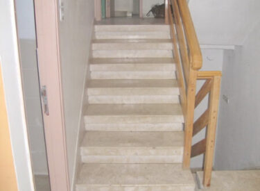 לפני השיפוץ - פרטי המדרגות. המבט במעלה המדרגות הוא לחדר השירותים - לא נעים!