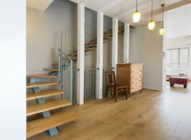 ‏‏ The four wooden colums also have the function of screening the staircase. Thus structure, architectural elements, space, function and aesthetics all come together to create harmony – all in a very simple, understandable way.