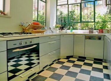 בדירה ישנה בתל אביב: מרפסת שירות שהפכה למטבח בעזרת חלונות חדשים
