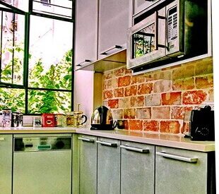 בדירה ישנה בתל אביב: מרפסת שירות שהפכה למטבח בעזרת חלונות חדשים
