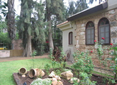 החזית הקדמית - בית האבן העתיק , בן מאה השנים, נתן את ההשראה לגינה הקדמית, המשמשת לנוי בלבד.