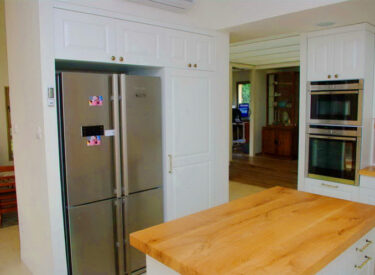 יחידת המקרר הגדולה משמשת גם כהפרדה בין הסלון לכניסה לבית