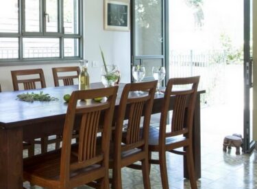 The beautiful oak kitchen table is the center of family life, big enough to accomodate family and guests. When the large kitchen doors are open, one has the feeling fo sitting outside in the garden.