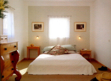 חדר השינה: קיר בירוק-זית עם מסגרת לבנה, חומרים טבעיים, ריהוט לא-סימטרי