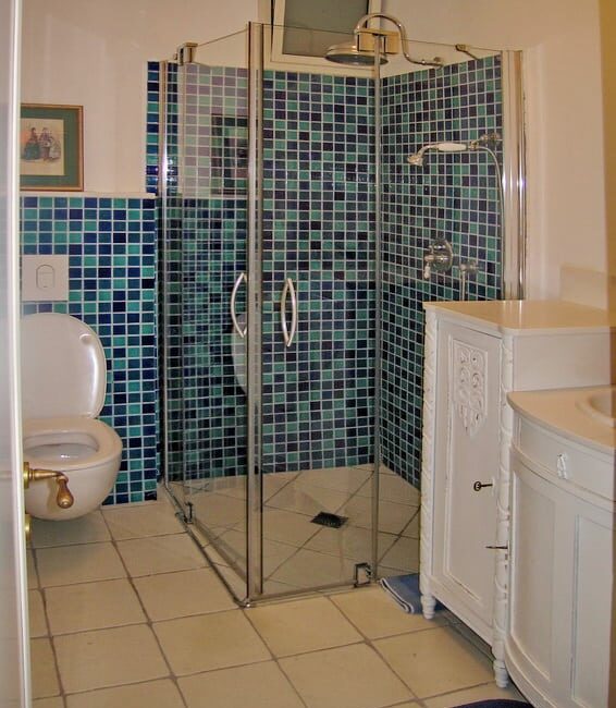 עיצוב חדרי שירותים עם פסיפס בגווני כחול