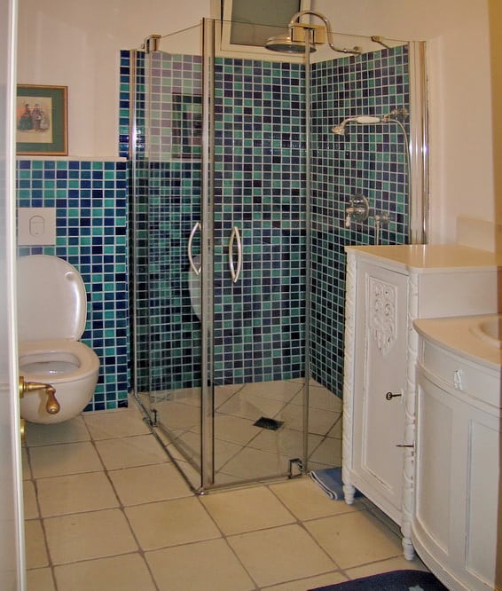עיצוב חדרי שירותים עם פסיפס בגווני כחול