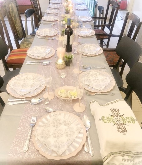 A long and joyful Seder table is possible even in a relatively small apartment 