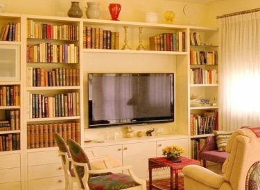 חשוב שגם בדירה החדשה יהיו חפצים אהובים מהבית הישן! כאן - מנורת שולחן יפה, מזכרת מהחיים הקודמים.